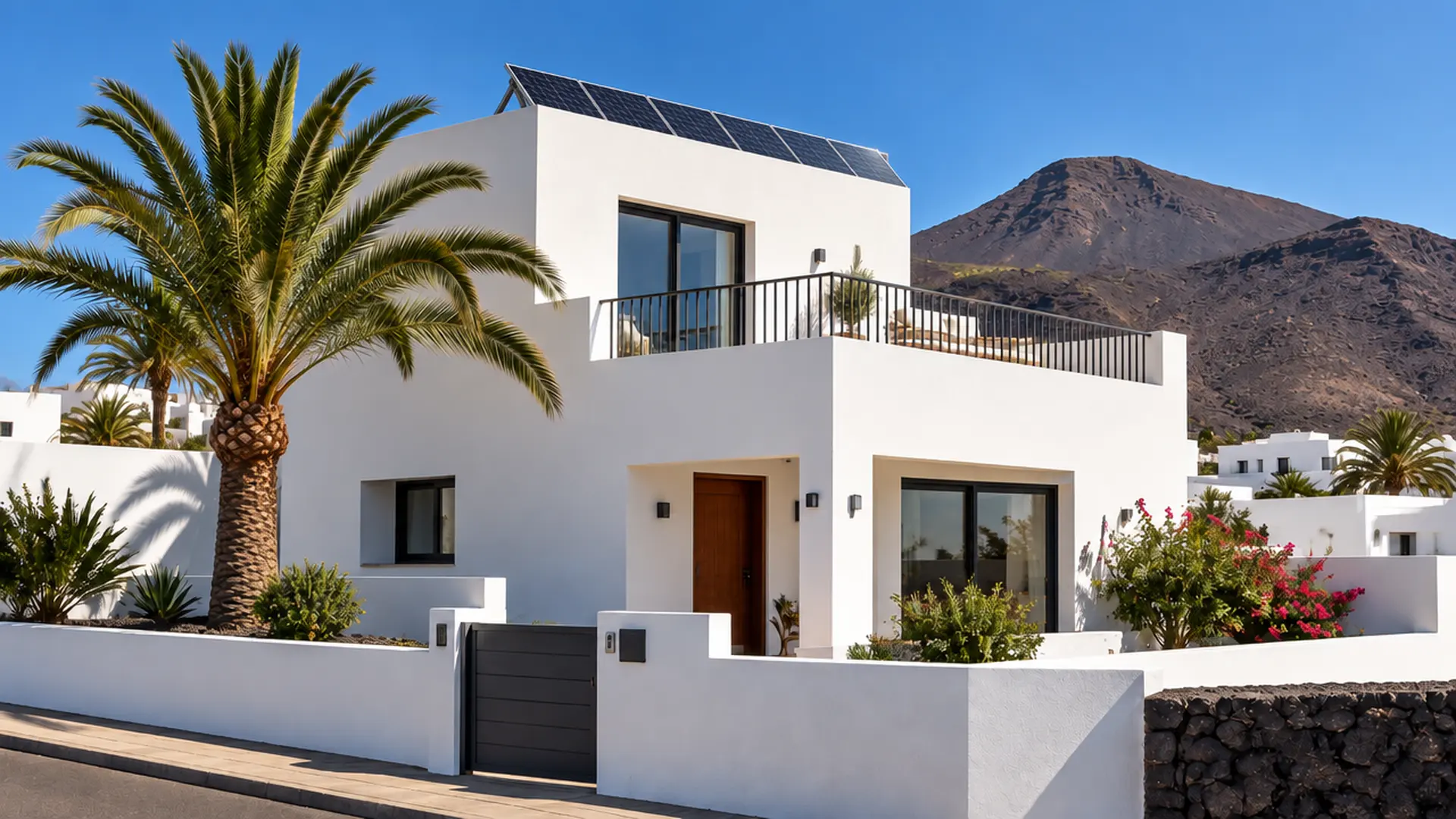 Después: la misma casa blanca con placas solares en la azotea